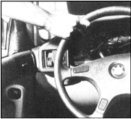 2. Через открытое окно поверните рулевое колесо в разные стороны. Свободный